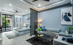 Bedchambers Luxury Apartment Near Golf Course Road