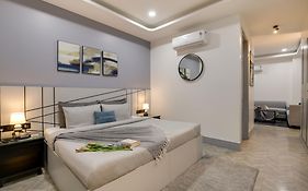 Bedchambers Luxury Apartment Near Golf Course Road